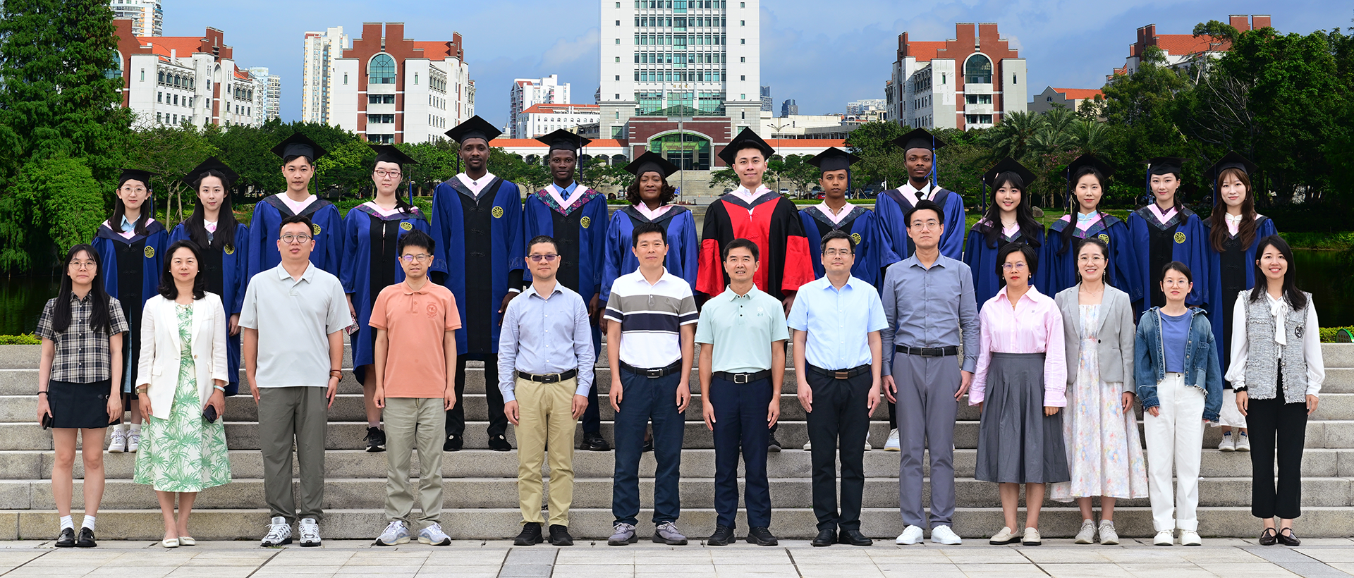 厦门大学财务管理与会计研究院2025届研究生毕业合影